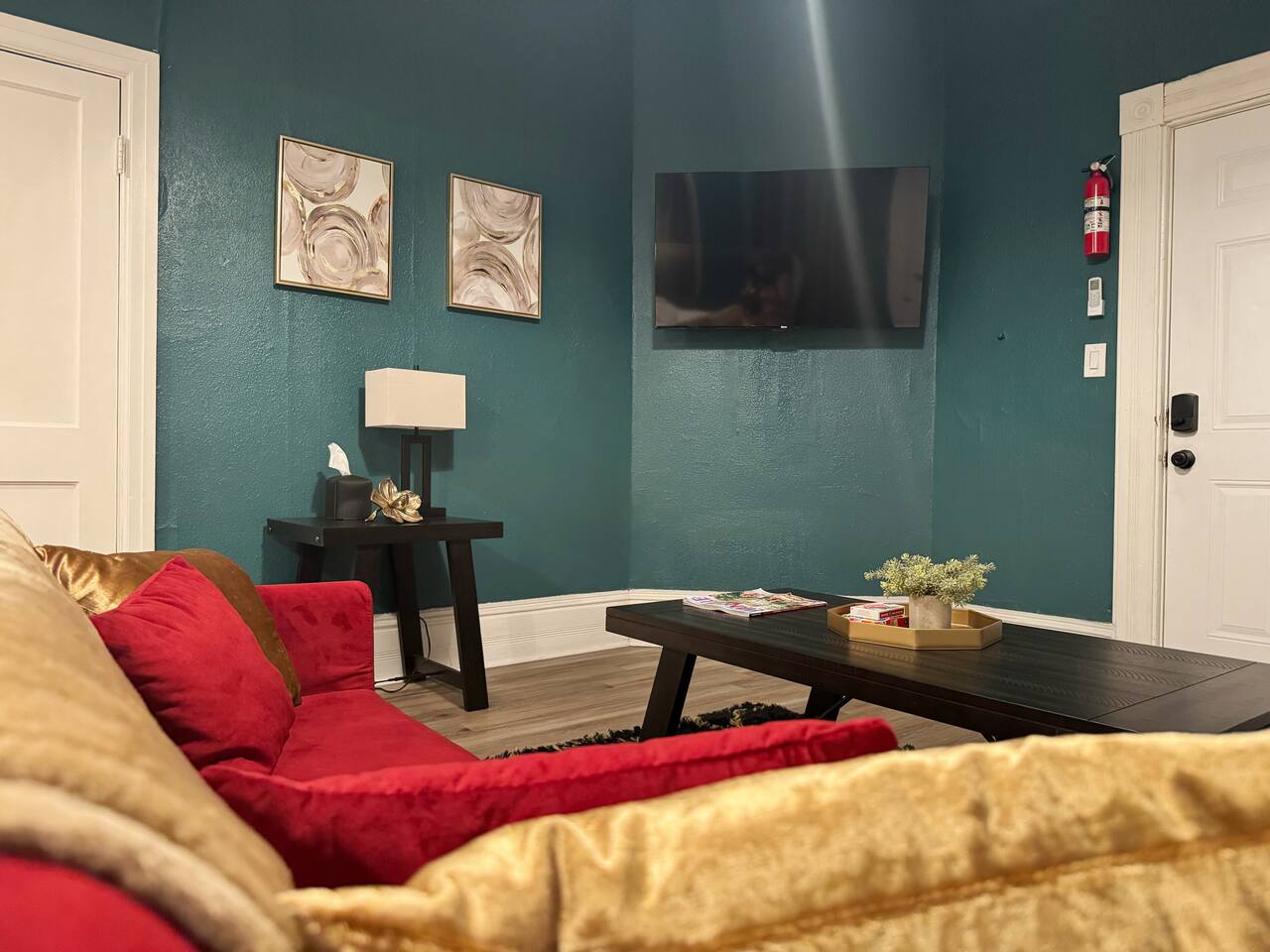 Chandler F | KING 1BD/1BA Apt near Downtown