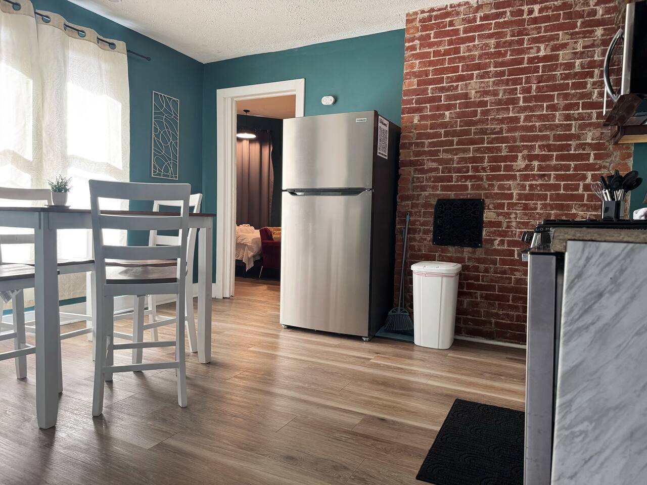 Chandler F | KING 1BD/1BA Apt near Downtown