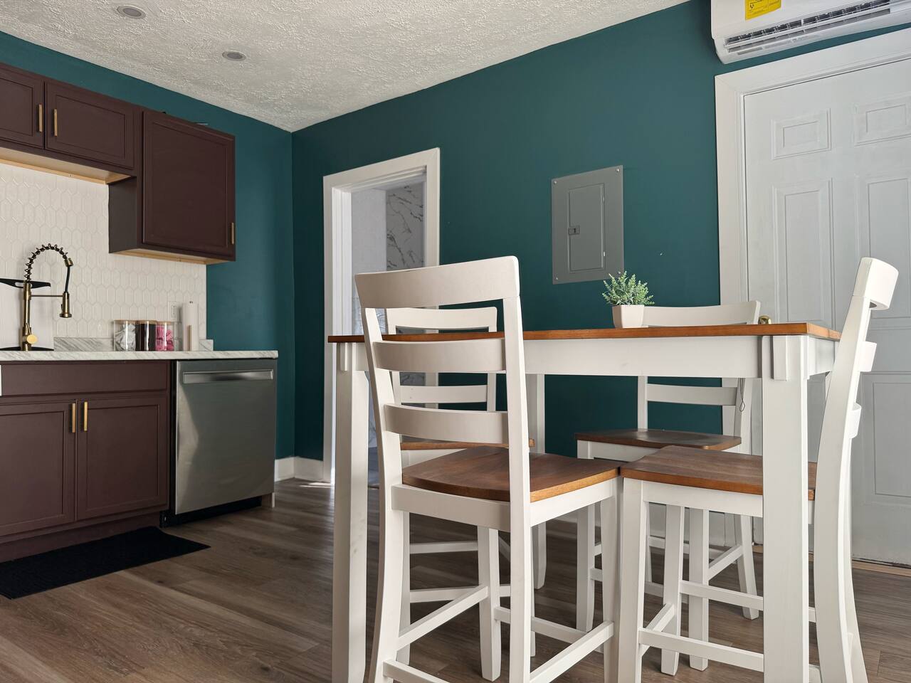 Chandler F | KING 1BD/1BA Apt near Downtown