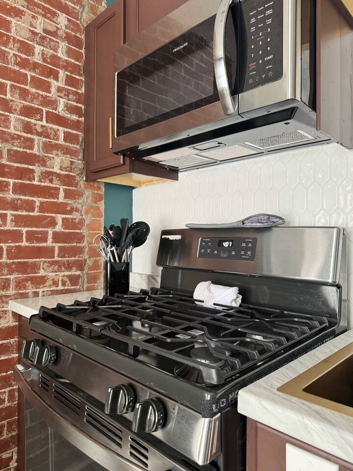 Chandler F | KING 1BD/1BA Apt near Downtown