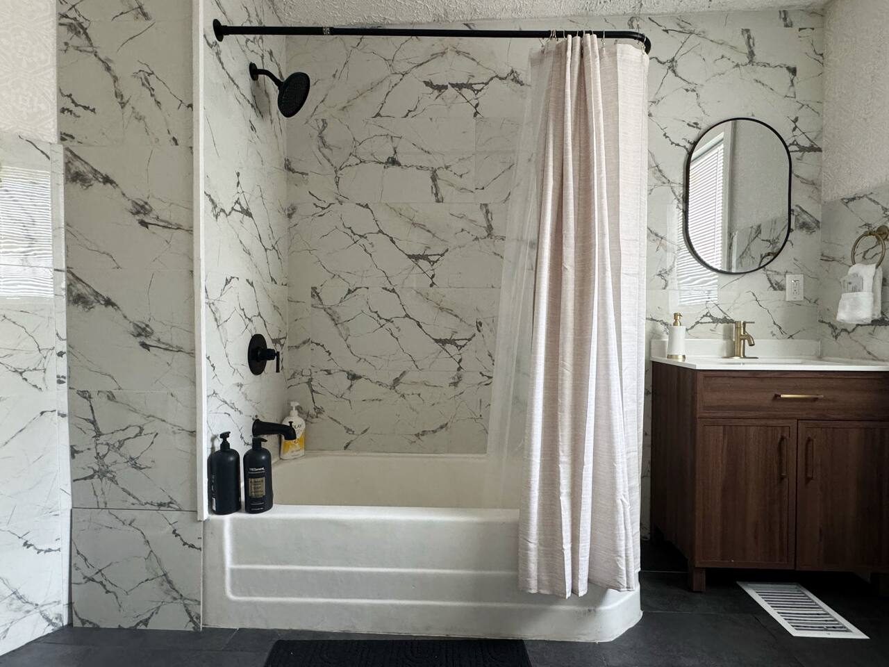 Chandler F | KING 1BD/1BA Apt near Downtown