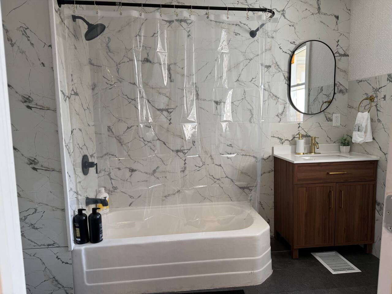 Chandler F | KING 1BD/1BA Apt near Downtown