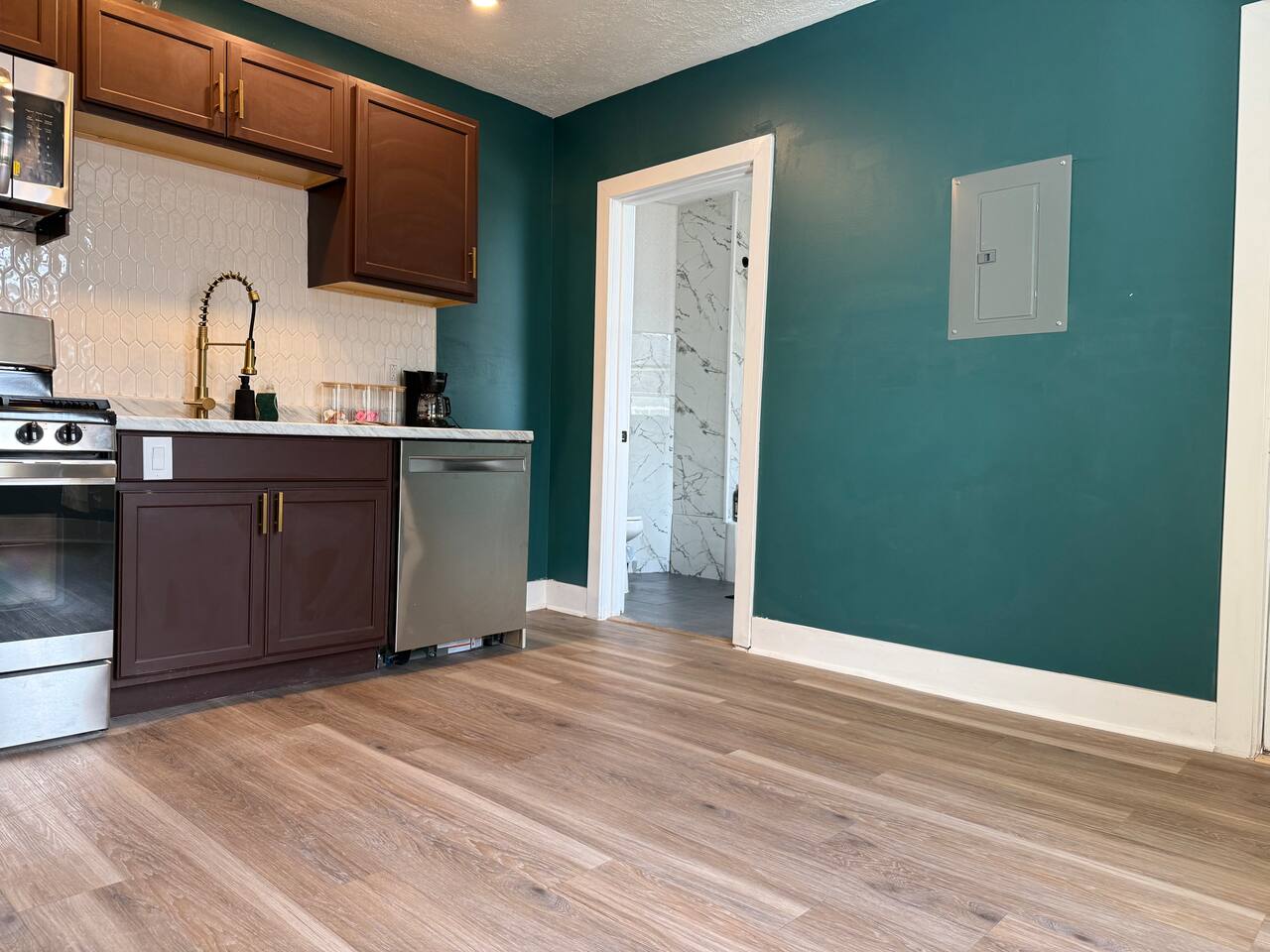 Chandler F | KING 1BD/1BA Apt near Downtown