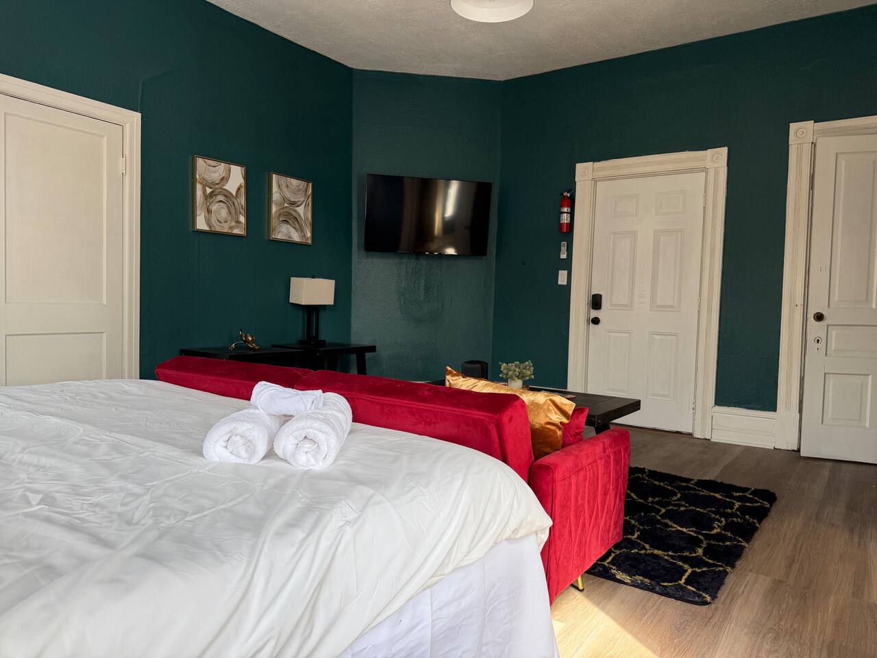 Chandler F | KING 1BD/1BA Apt near Downtown