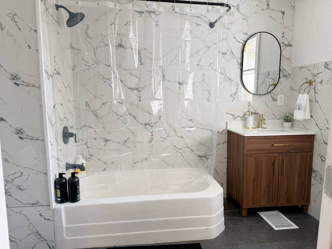 Chandler F | KING 1BD/1BA Apt near Downtown