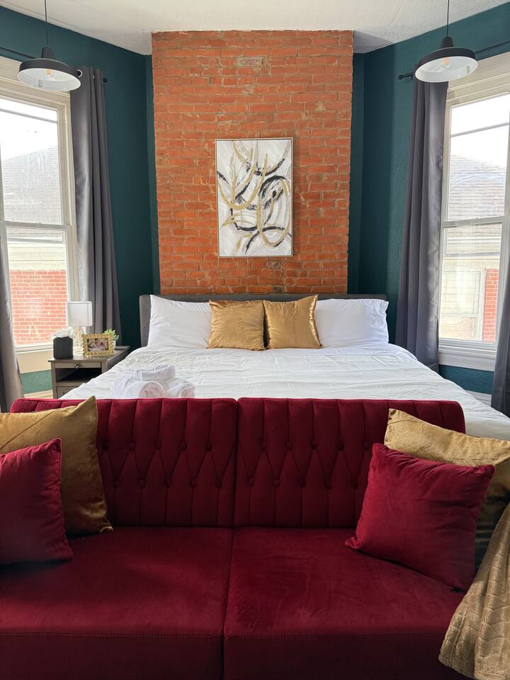 Chandler F | KING 1BD/1BA Apt near Downtown