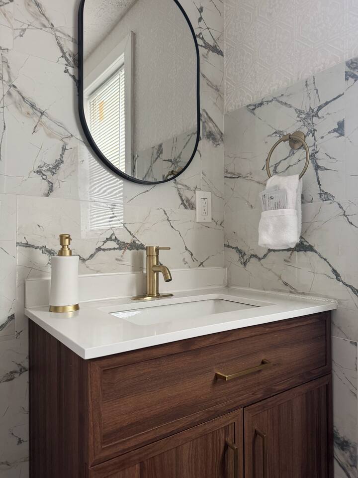 Chandler F | KING 1BD/1BA Apt near Downtown