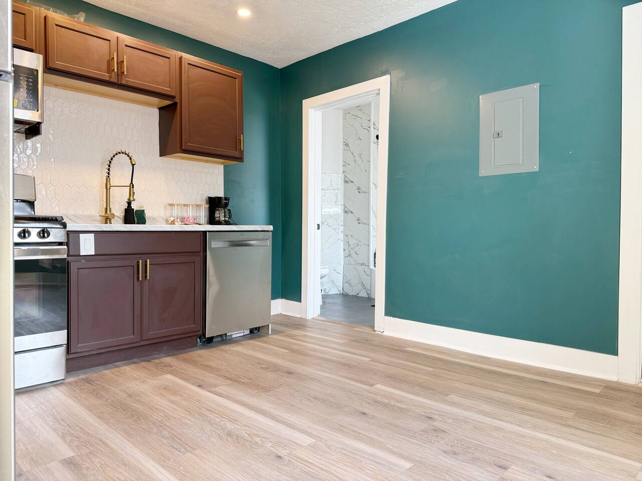 Chandler F | KING 1BD/1BA Apt near Downtown