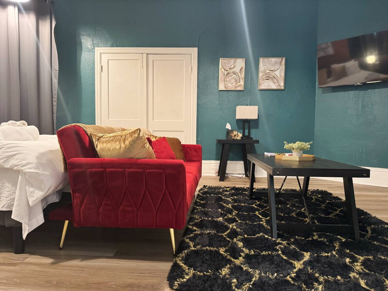 Chandler F | KING 1BD/1BA Apt near Downtown