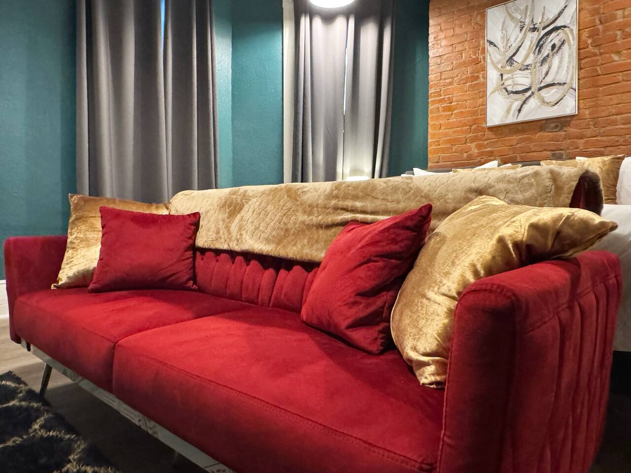 Chandler F | KING 1BD/1BA Apt near Downtown