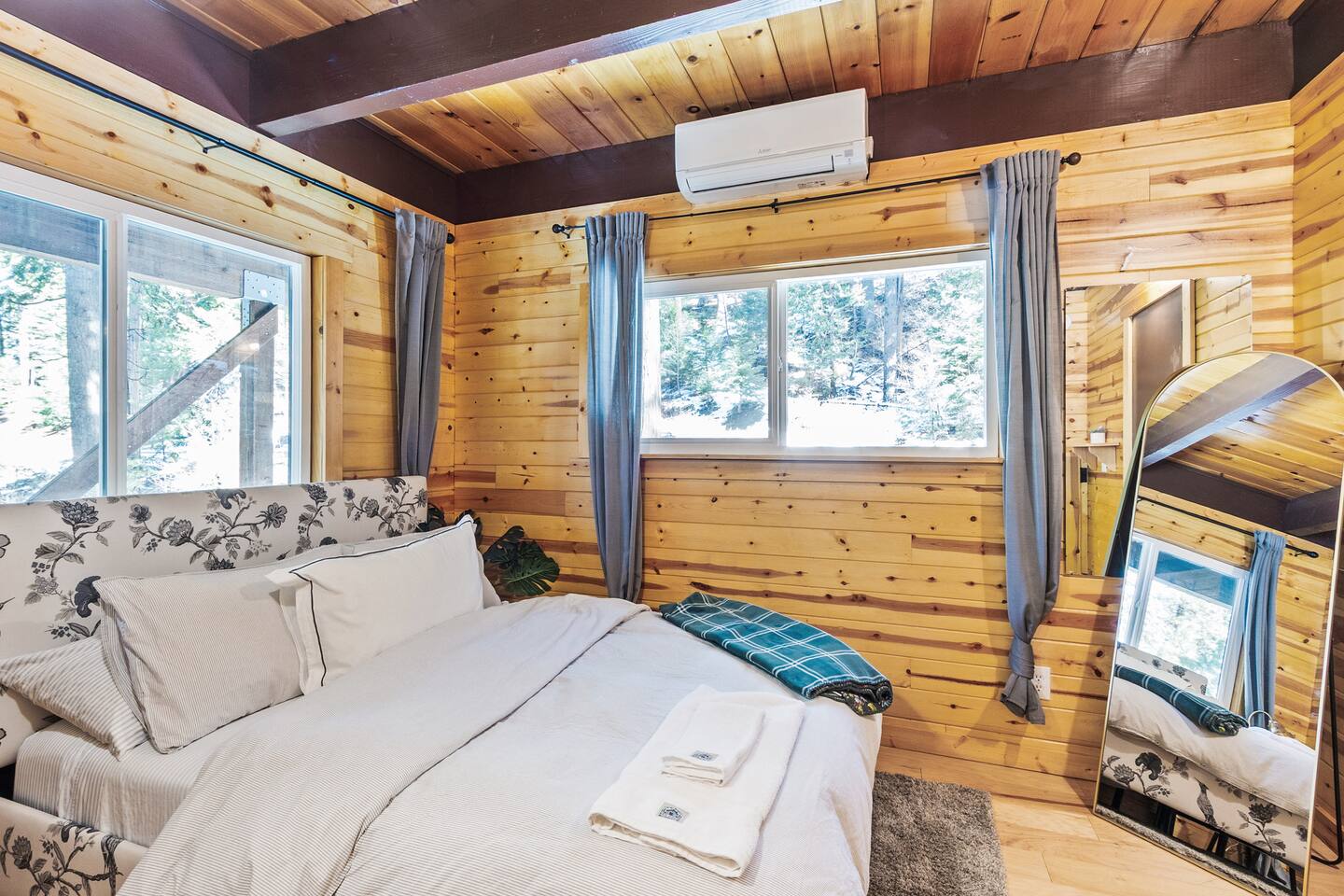 Enchanting Swiss Chalet-Style Cabin — photo 4