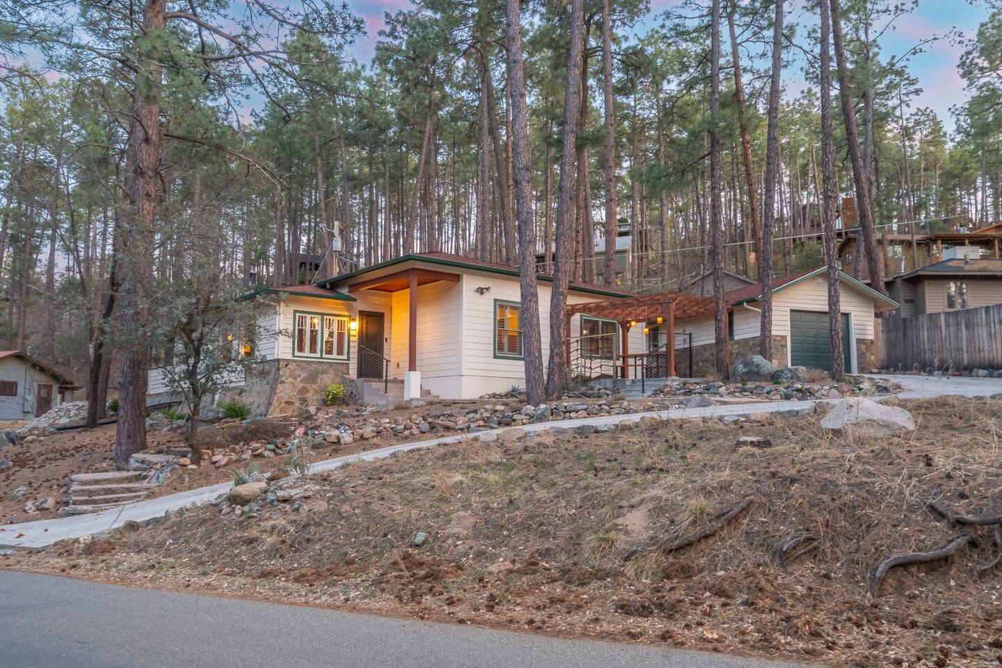 Pines near Whiskey Row | King BDRMs | fenced yard