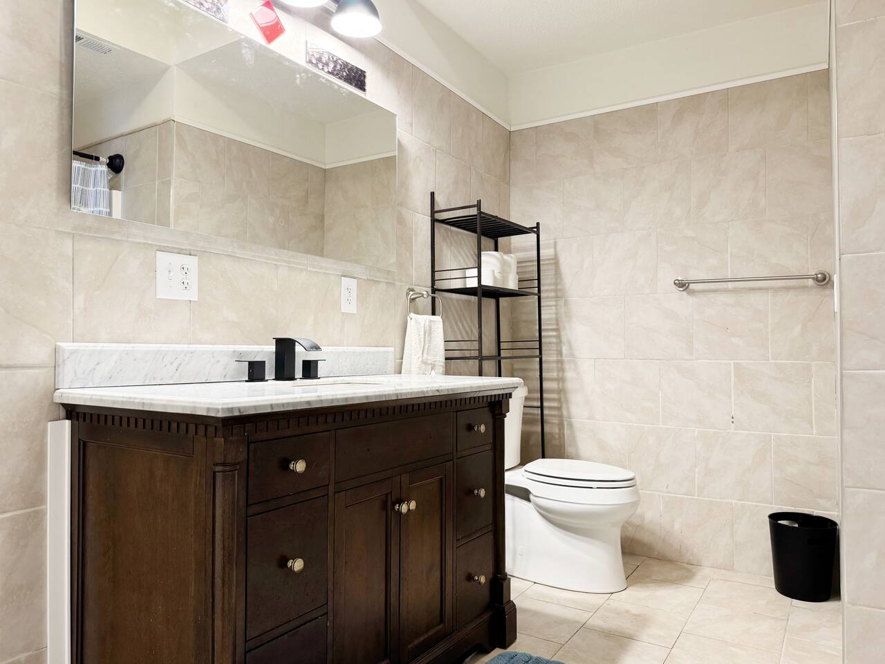 Haynie's Home | 2BD/1BA Stylish Apt in Home