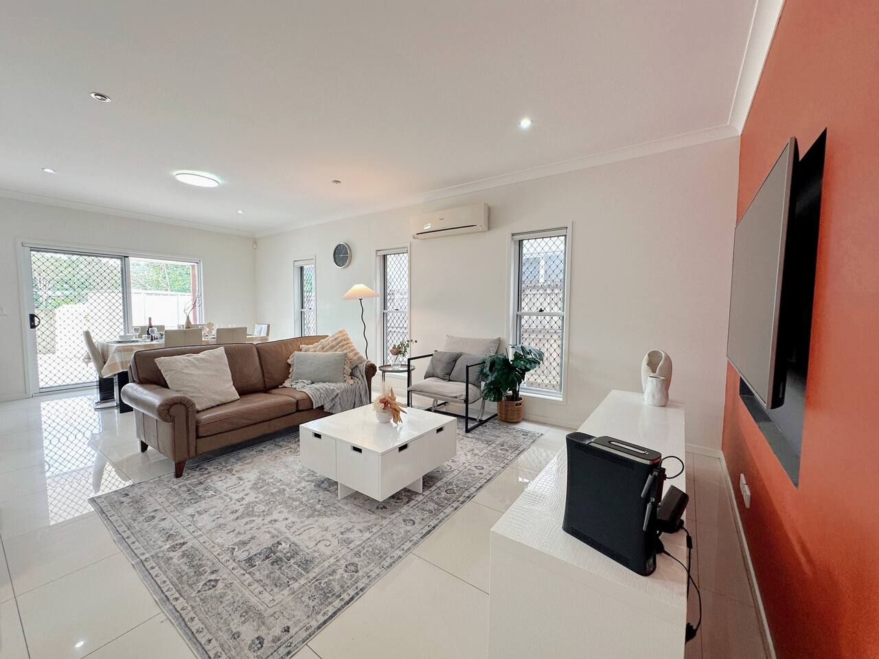 Dual Ensuite Coopers Plains Home by QEII, QSAC and Griffith Uni