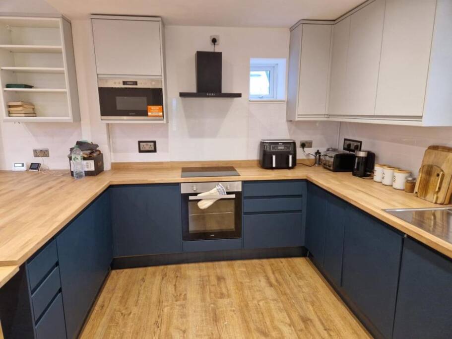 Stylish Suite 3.5miles to Leighton Hospital Wi-Fi