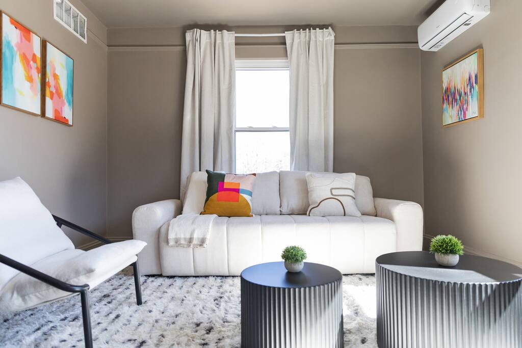 Spacious 10-Bedroom Retreat with 5 Living Rooms