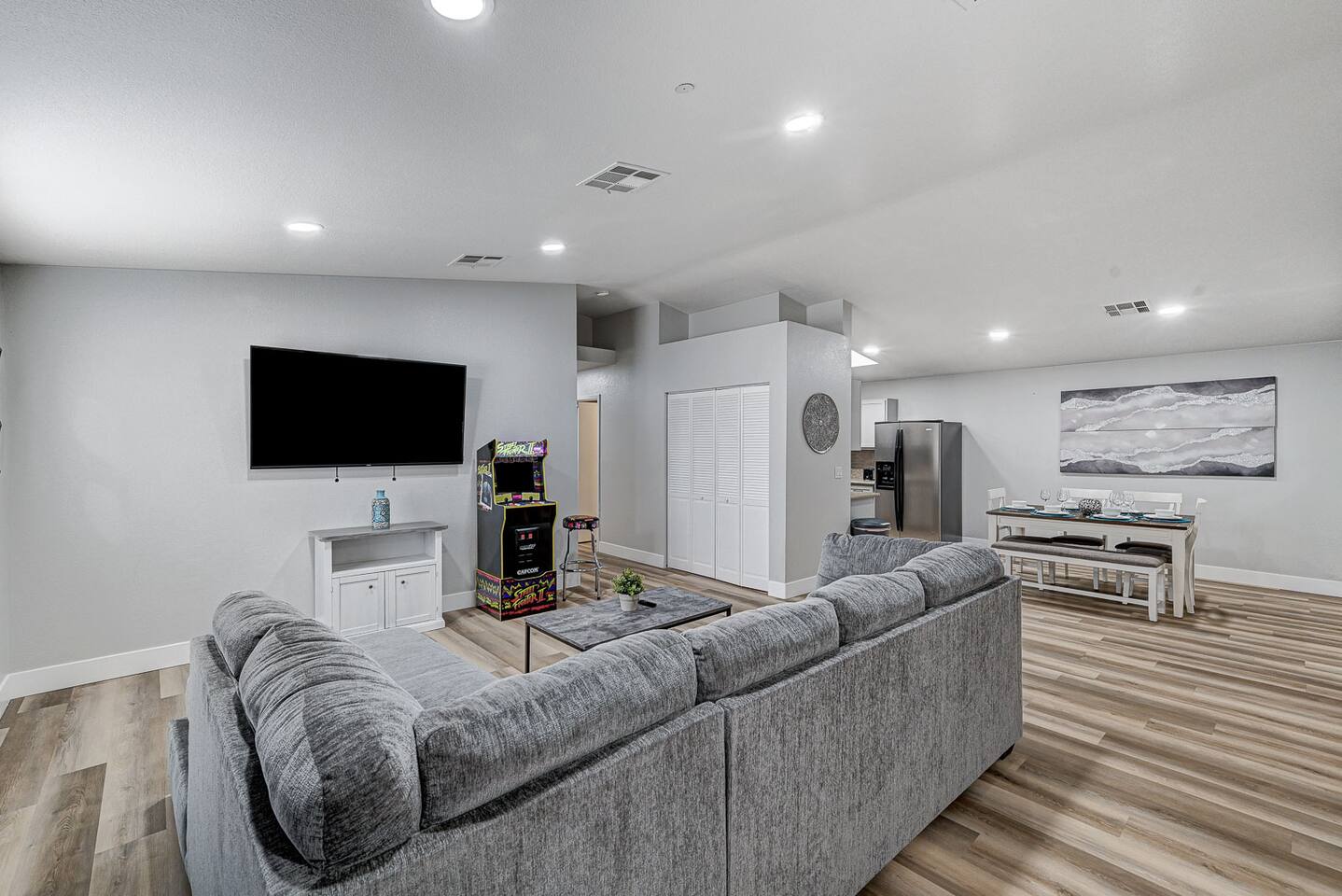 Family-Friendly, Pet Friendly Home Near Strip.