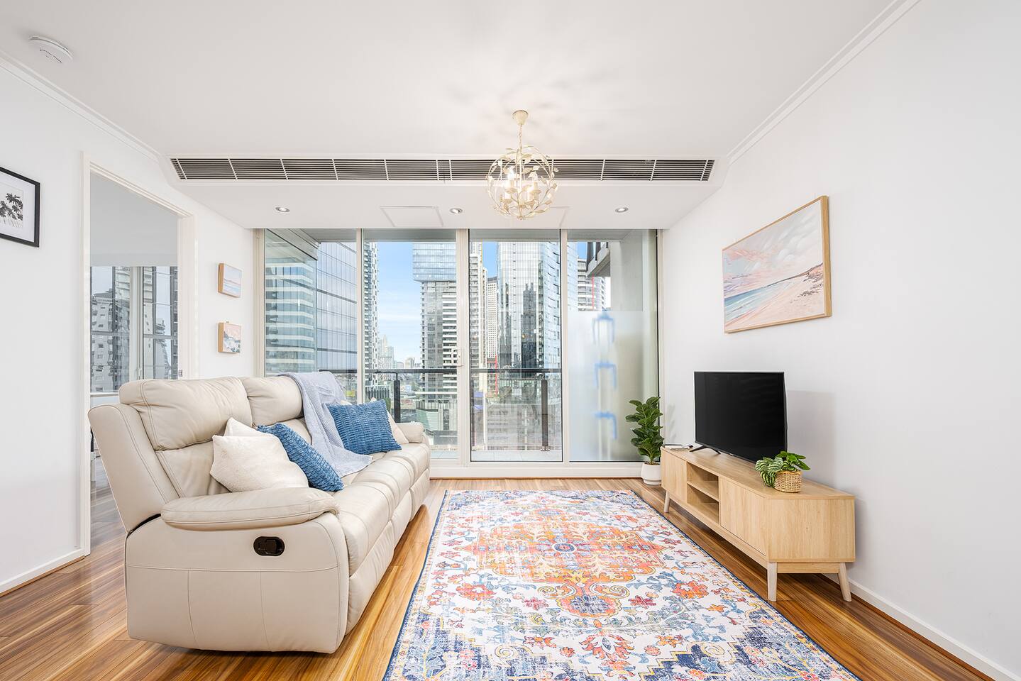 Crownside Escape 3Br with Pool, Gym & Free Parking