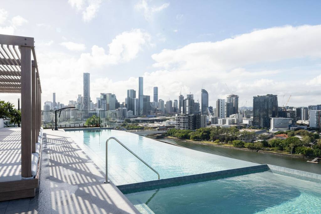 Urban Edge - Designer Apartment w/ Carpark & Pool