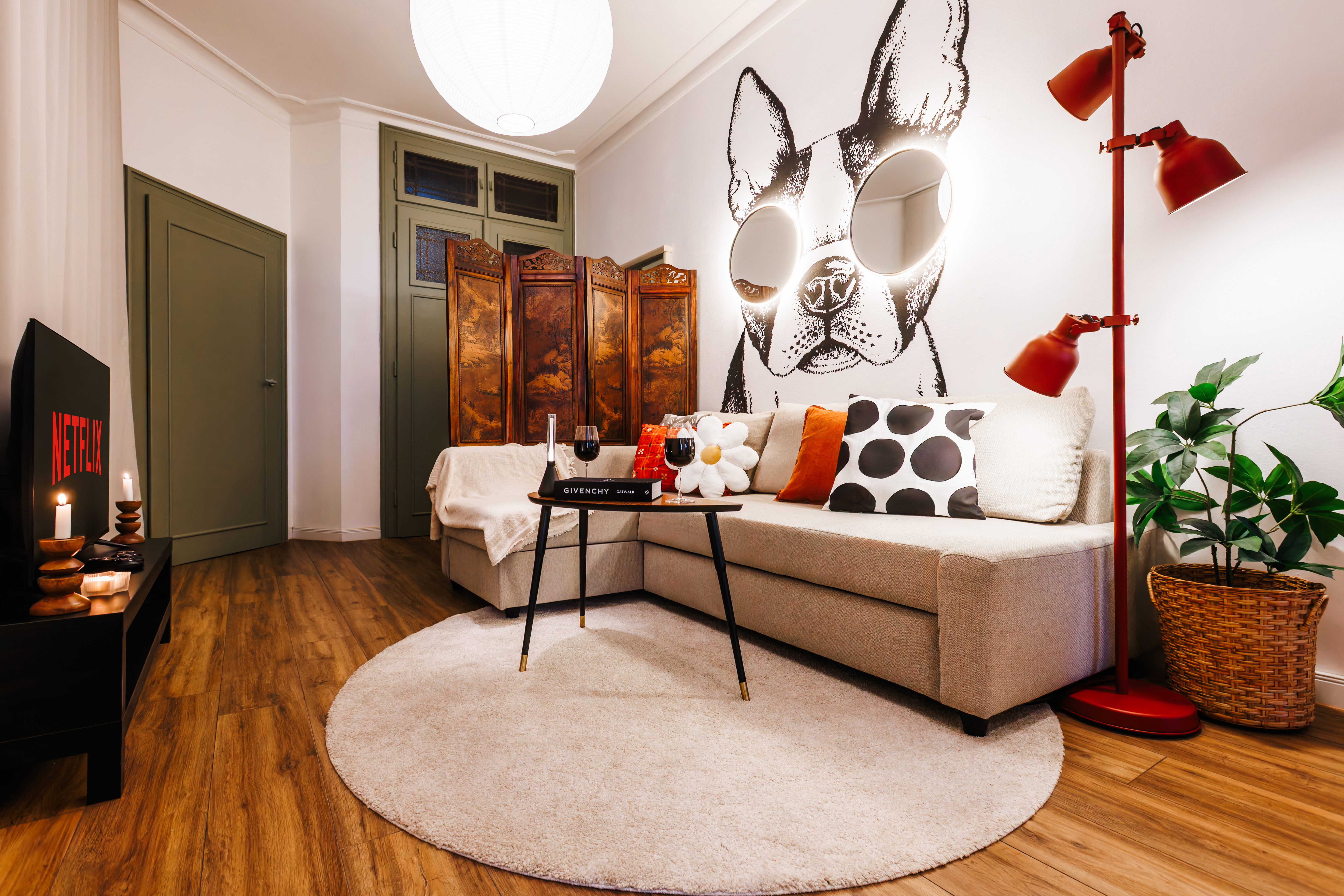 Art Home with balcony, 5 min to Republic Square
