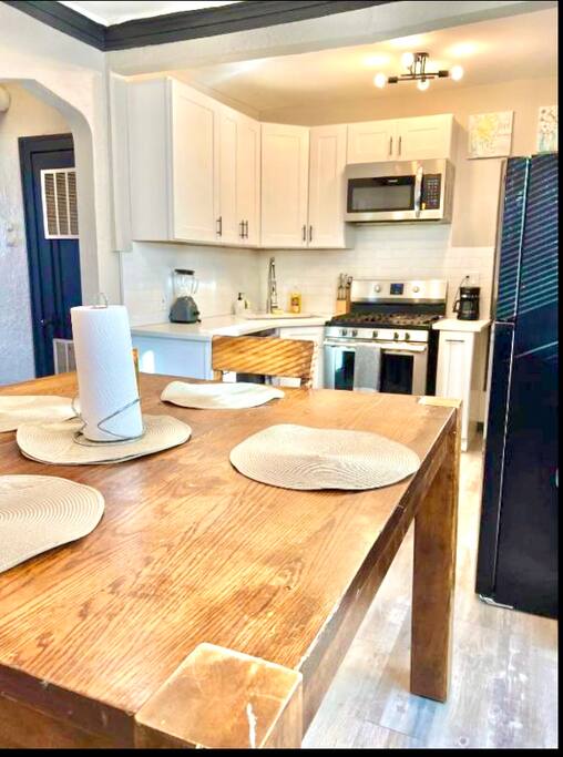 Quiet 1BR, Eat-in Kitchen, Close to Midway