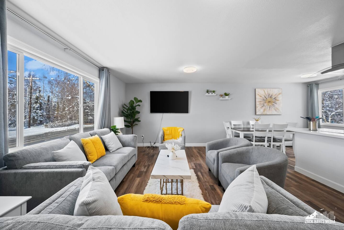 Modern Townhome ~ Close to Airport