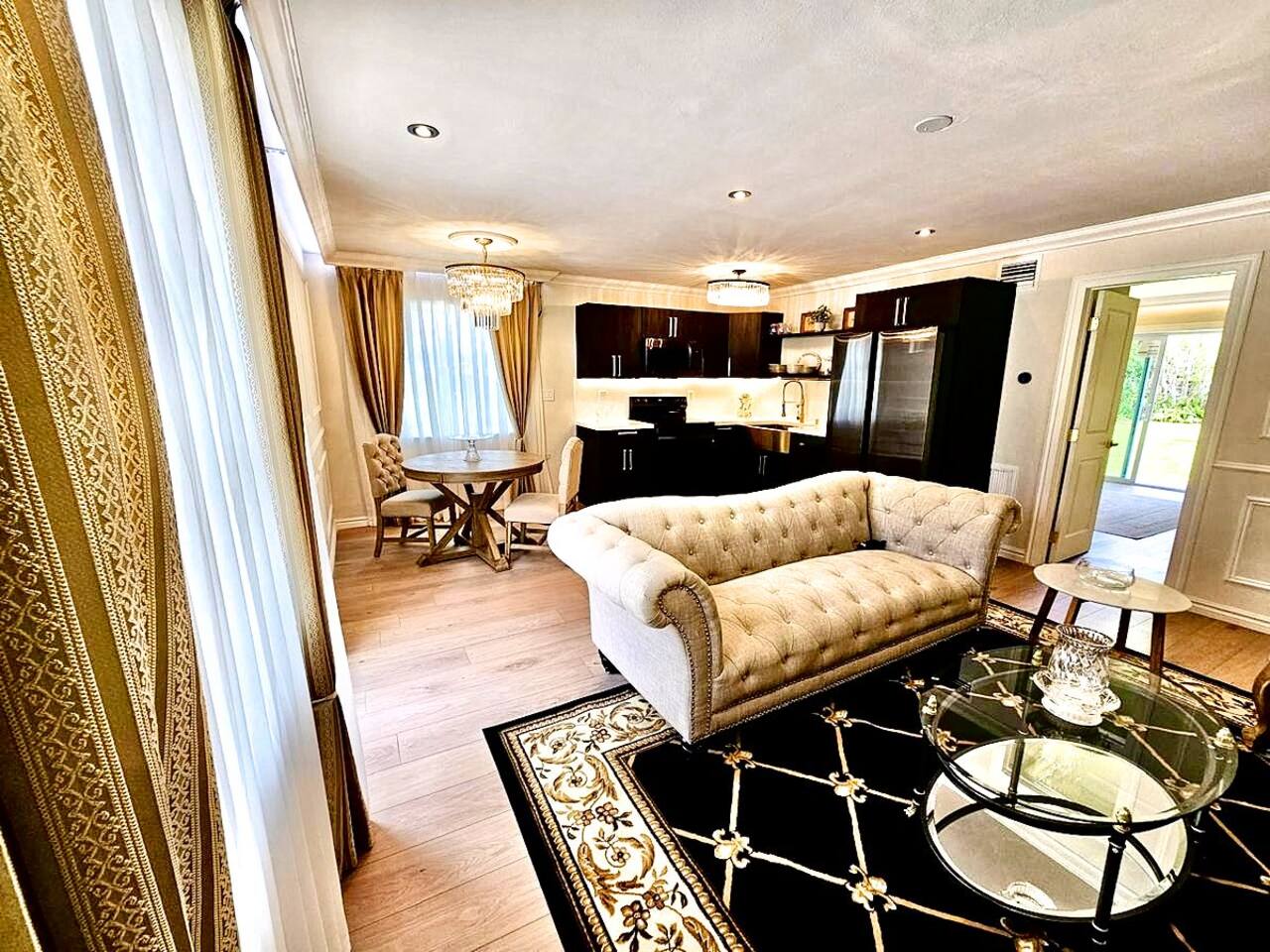 Stylish 1BR Condo | Pool | Near Nightlife - Holiday Home