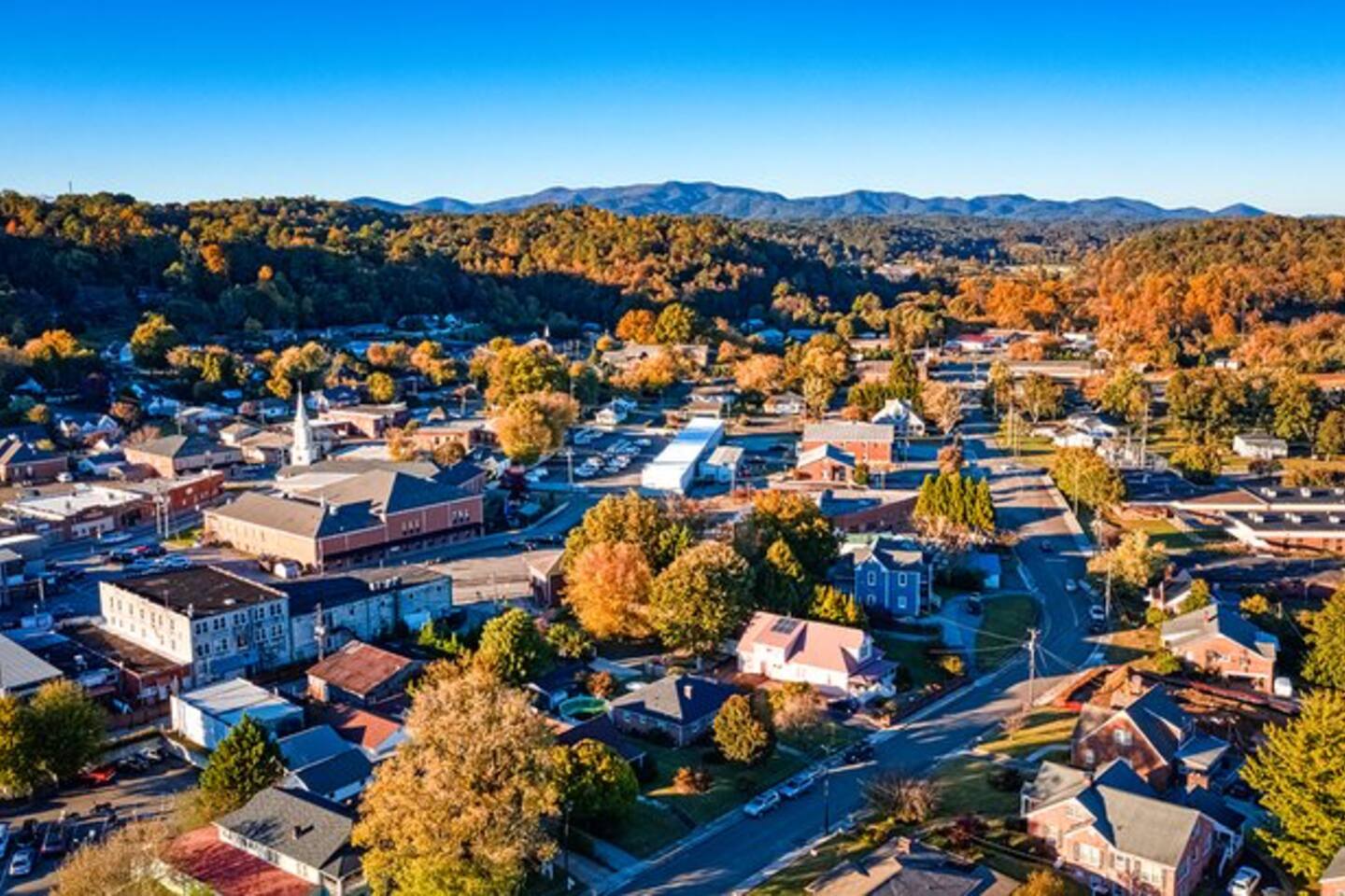 City of Ellijay - The cabin is located just 7 minutes away from the center of the city!