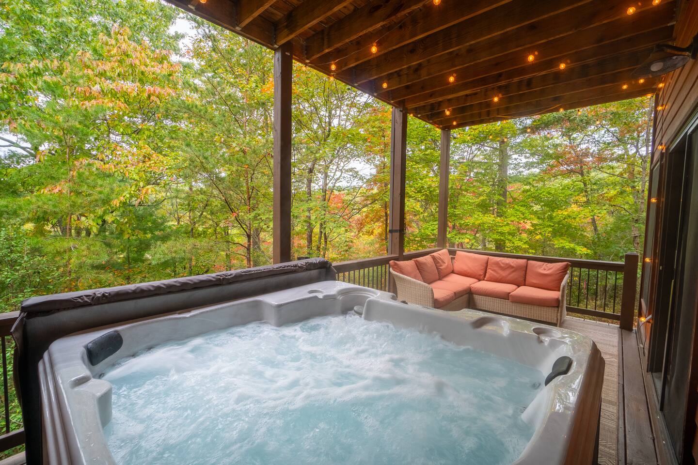 Hot Tub - King Beds - Walk to Helen - Pet Friendly