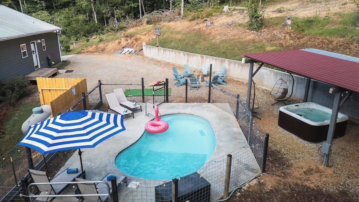Pool, hot tub, mini golf, fire pit, mini golf, cornhole set, pool toys, floaties