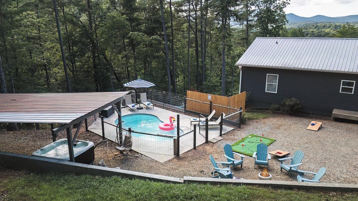 Private Pool, Hot Tub, Mini Golf, Fire Pit, Pool Chairs, Outdoor Lights