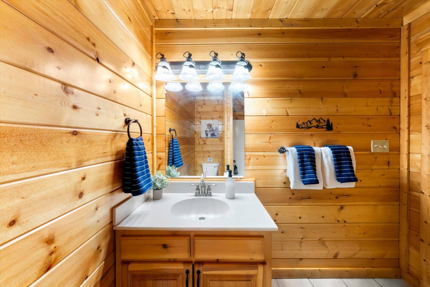 Adjoining bathroom to the bunk room