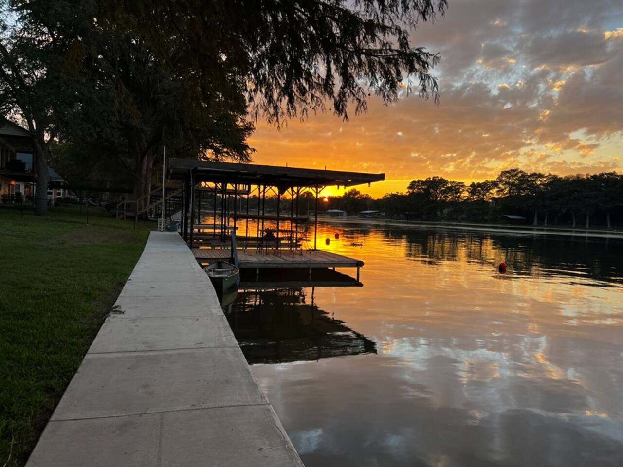 New Braunful's LakeFront! Private-Huge Lot! Kayaks