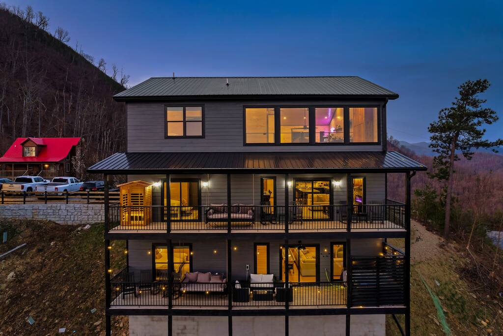 Epic View of Anakeesta! Sleeps 18! Sauna! Theatre!