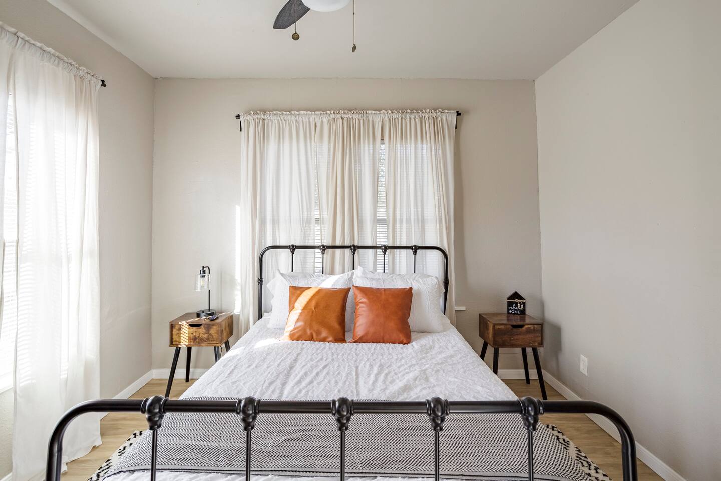 Steps to Alamodome & Riverwalk w/ Large Jacuzzi