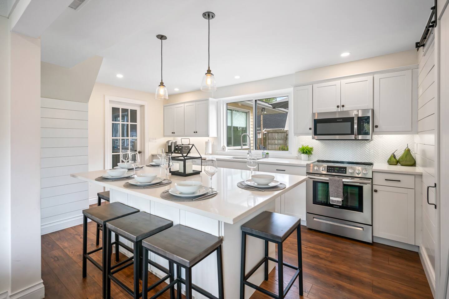 Modern 4 Bdrm 8 ppl Niagara Home steps to Old Town