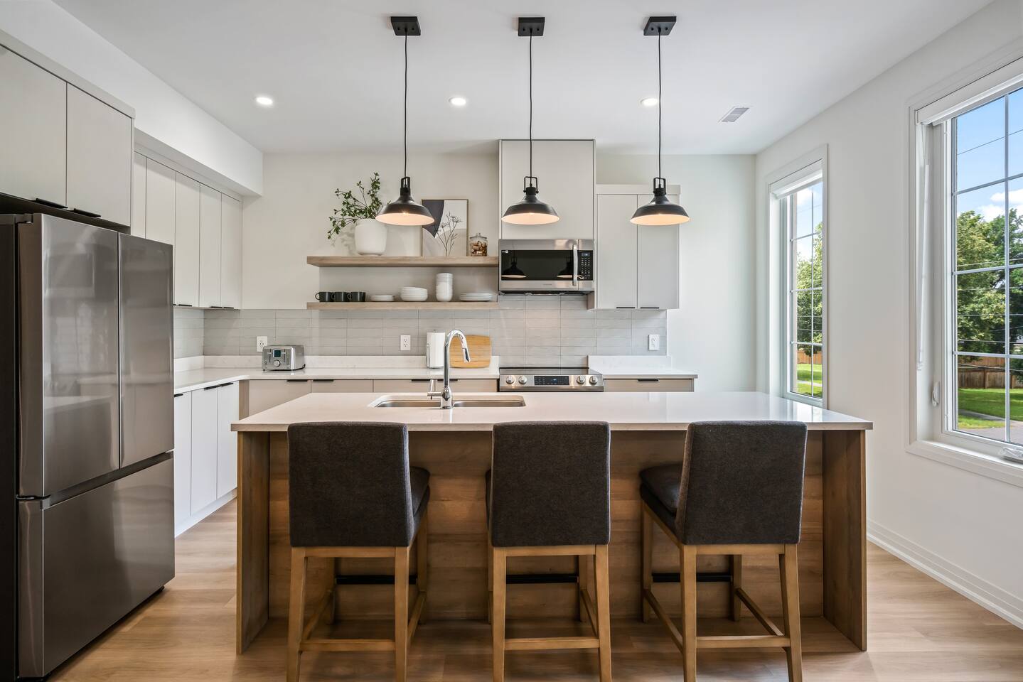 2 Brdm Modern Brand New Niagara Apt up to 6 ppl