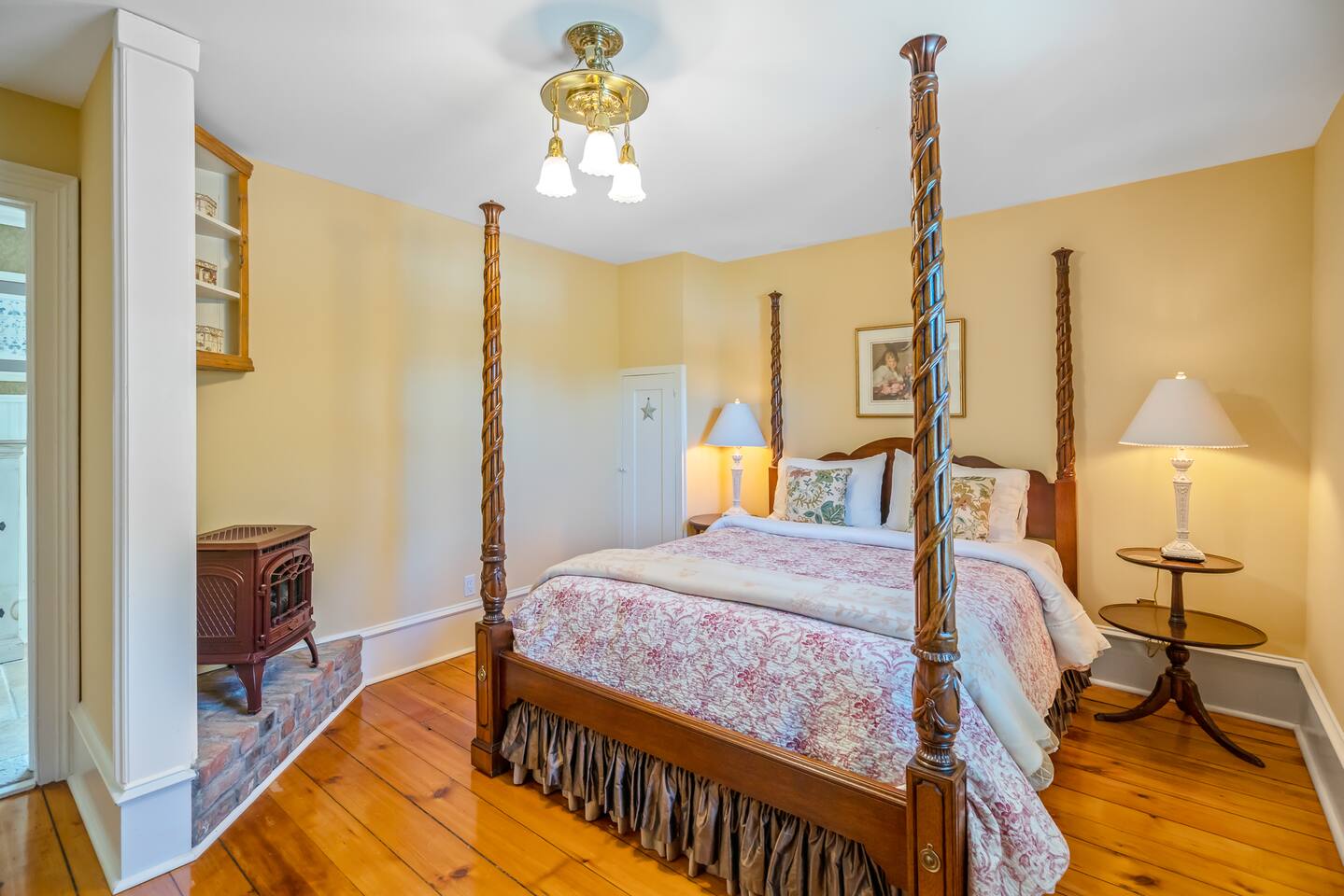 Hot Tub | Heart  of Old Town NOTL | 2 Guests