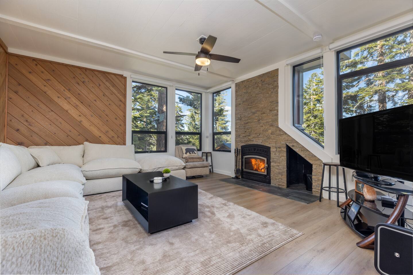 Beautiful Mountain Condo. Walk to Canyon Lodge