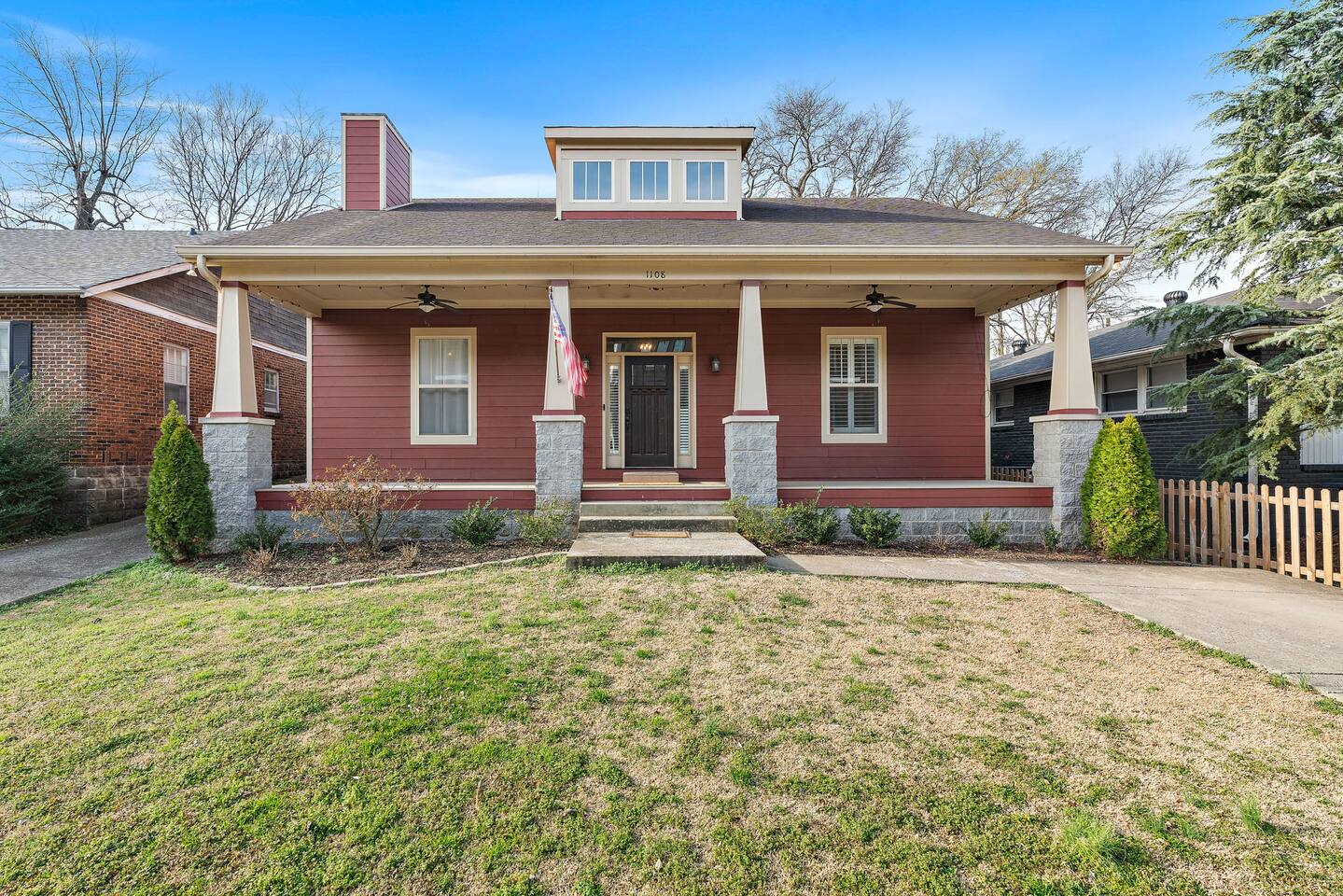 Fenced in yard, Pet friendly, Walkable