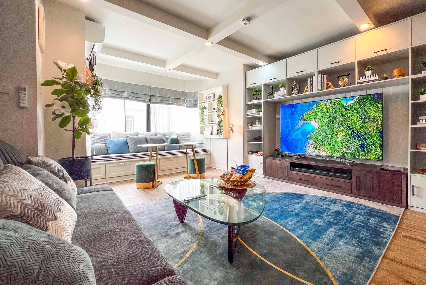 Luxury Suite with 2 Workdesks + Screens, Large TV!