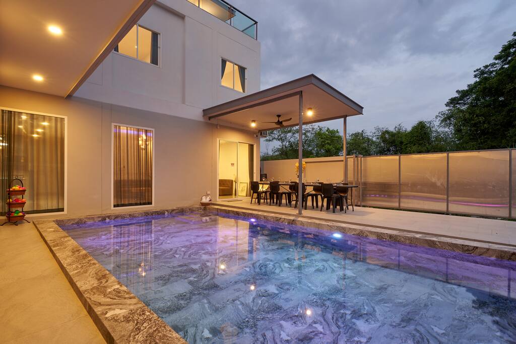 6 Bedroom Karaoke Party Villa. Pool Table
