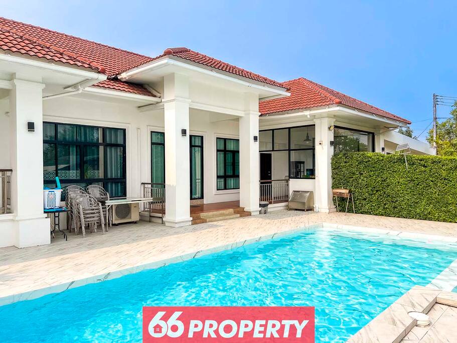 Spacious Karaoke Villa near City. Conference Room