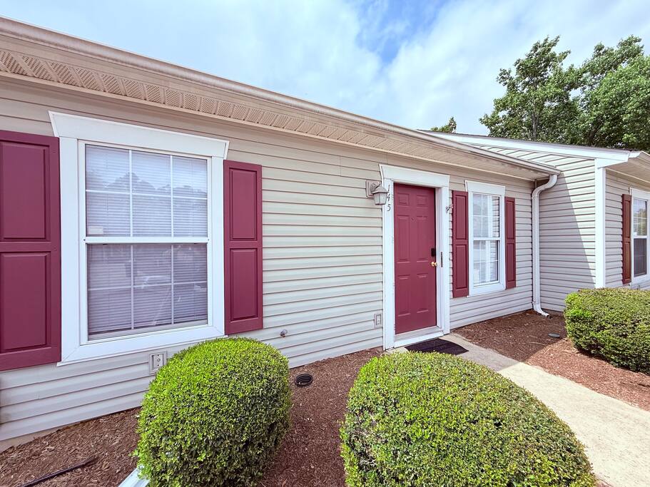 2BR w/ Fenced Yard & Adjustable Bed – Pet Friendly