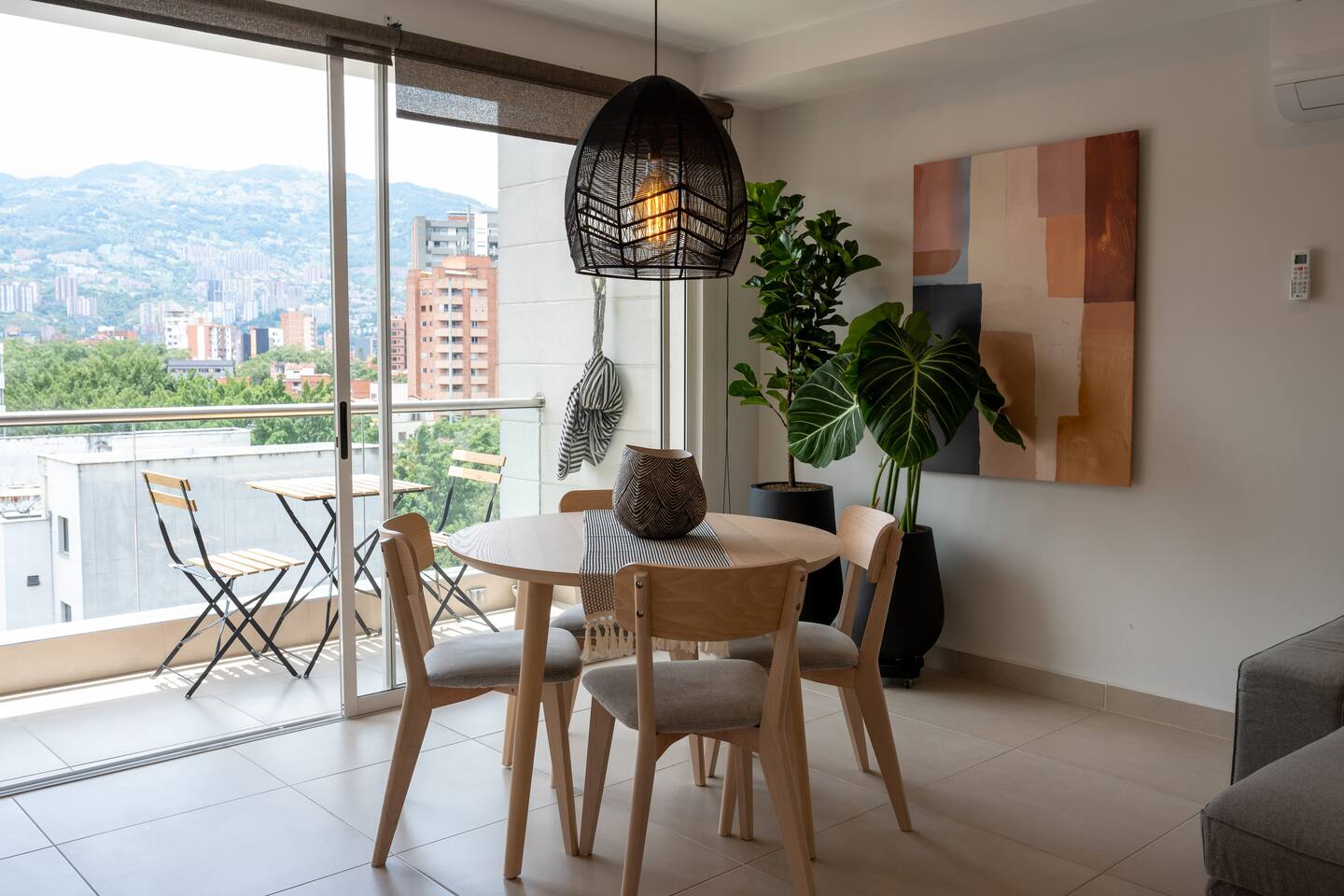 Stunning Laureles Views, Hotub, A/C, and FAST WIFI