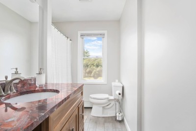 Full Bathroom #1: Upstairs