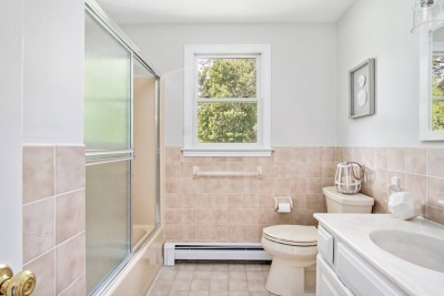 Bathroom #1: Top Floor, Full 