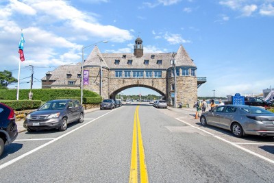 The famous Coast Guard House and NarragansettArch are just minutes away....