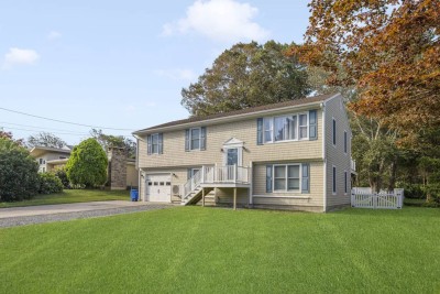 Immaculate, newly renovated 6BR (sleeps 14), central air,  with 3 Full Bathrooms. Walking distance to Narragansett Town Beach, 1/4 mile from the seawall, next to recreation, shops, restaurants, and all that Narragansett Pier has to offer.