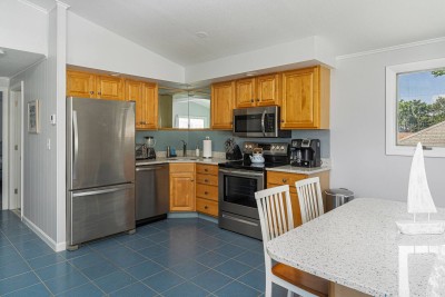 Brand new appliances in an eat-in Kitchen